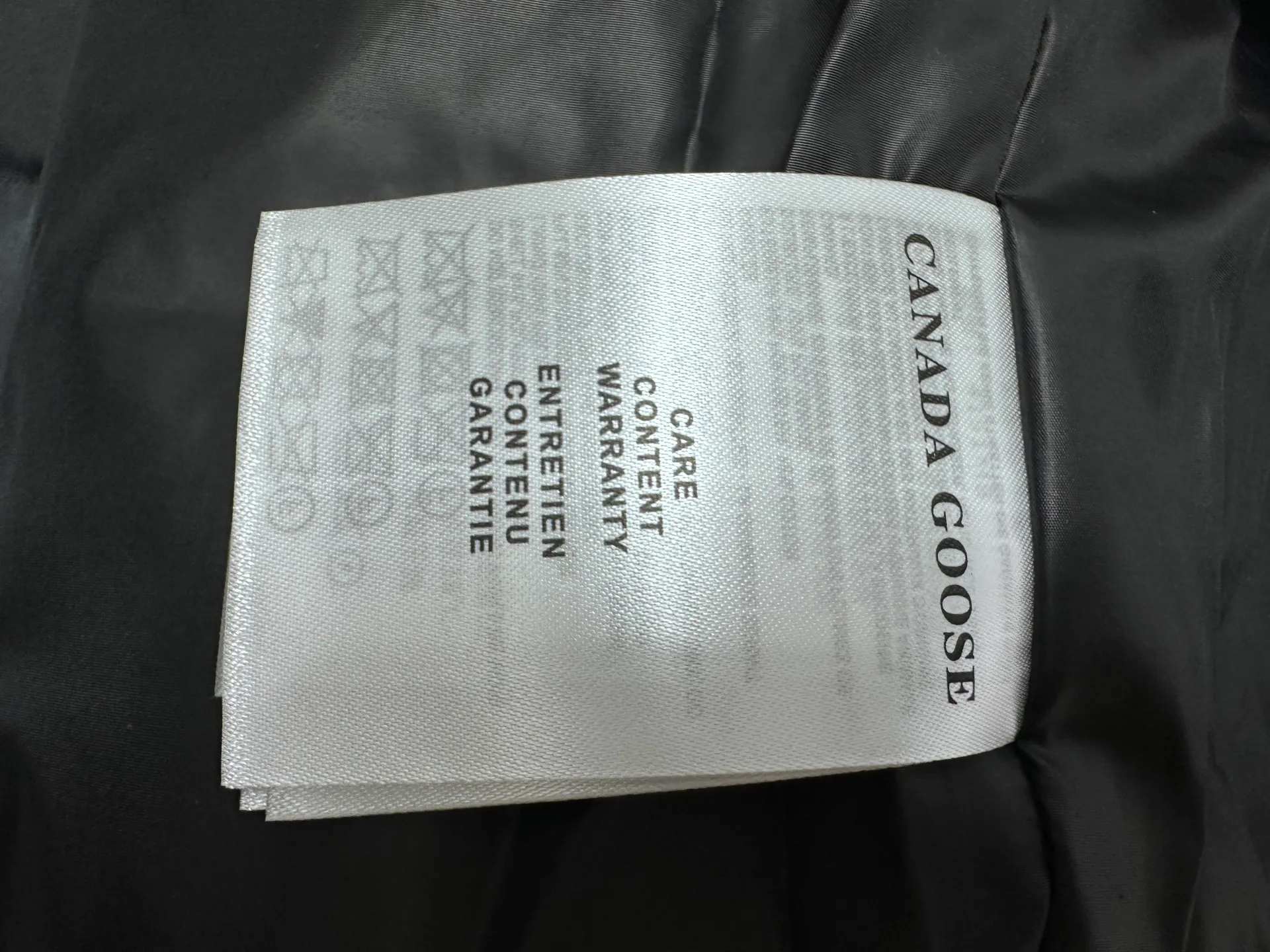 P360 [Canada Goose] Canada Goose black label #Freestyle Crew 4151mb men’s and women’s vest down ➖ Imported Behringer embroidery machine with customized 10,000-needle embroidery label! ➖ Imported 21-count polyester-cotton blended original fabric, using Feather-Light 10D waterproof coating fabric, made of 84.5% polyester fiber and 15.5% cotton, 100% the best feel in the entire network! ➖ The genuine official website uses the national standard 80 white duck down, and will never be misled by false claims such as 90 down or goose down! ➖ 100% nylon nylon lining with double double-layer sealing design to prevent velvet from running away. Top-grade polar fleece is used in the collar and pockets to keep warm and comfortable! ➖ Yoshida YKK provides original custom-made electroplated sliders. YKK two-way lockable zippers are tight and smooth and will not peel off paint! ➖ 3M composite original Velcro is durable, and all accessories and hardware are disassembled and customized! ⛔No slander, no exaggeration, no need for too much copywriting, because it is focused, it is professional!  SIZE: XS S M L XL XXL